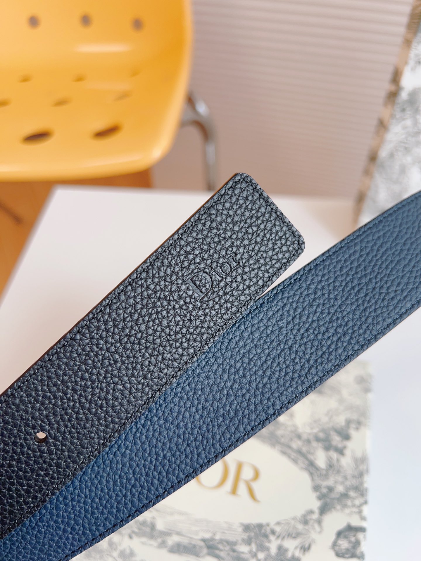 Dior double-sided leather belt with letter buckle, 3.5CM wide