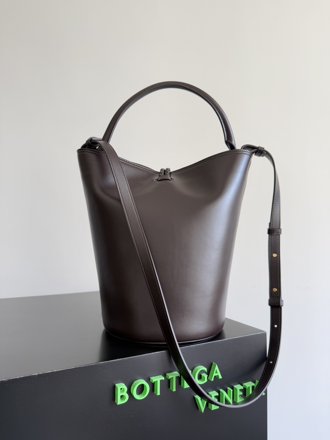 Bottega Veneta 2025 New Arrival Women's LIBERTA Small Bucket Bag 806038