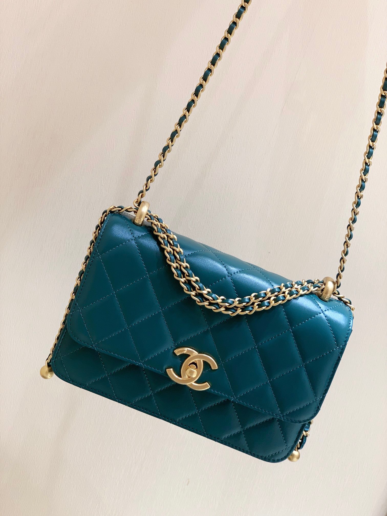 Chanel 2021 Early Fall Haute Couture Collection Double Gold Bead Chain Bag AP2649