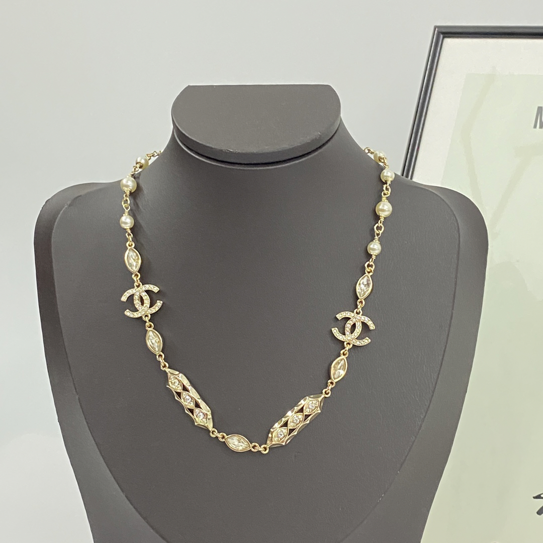 CHAN 24 light gold inlaid short chain choker