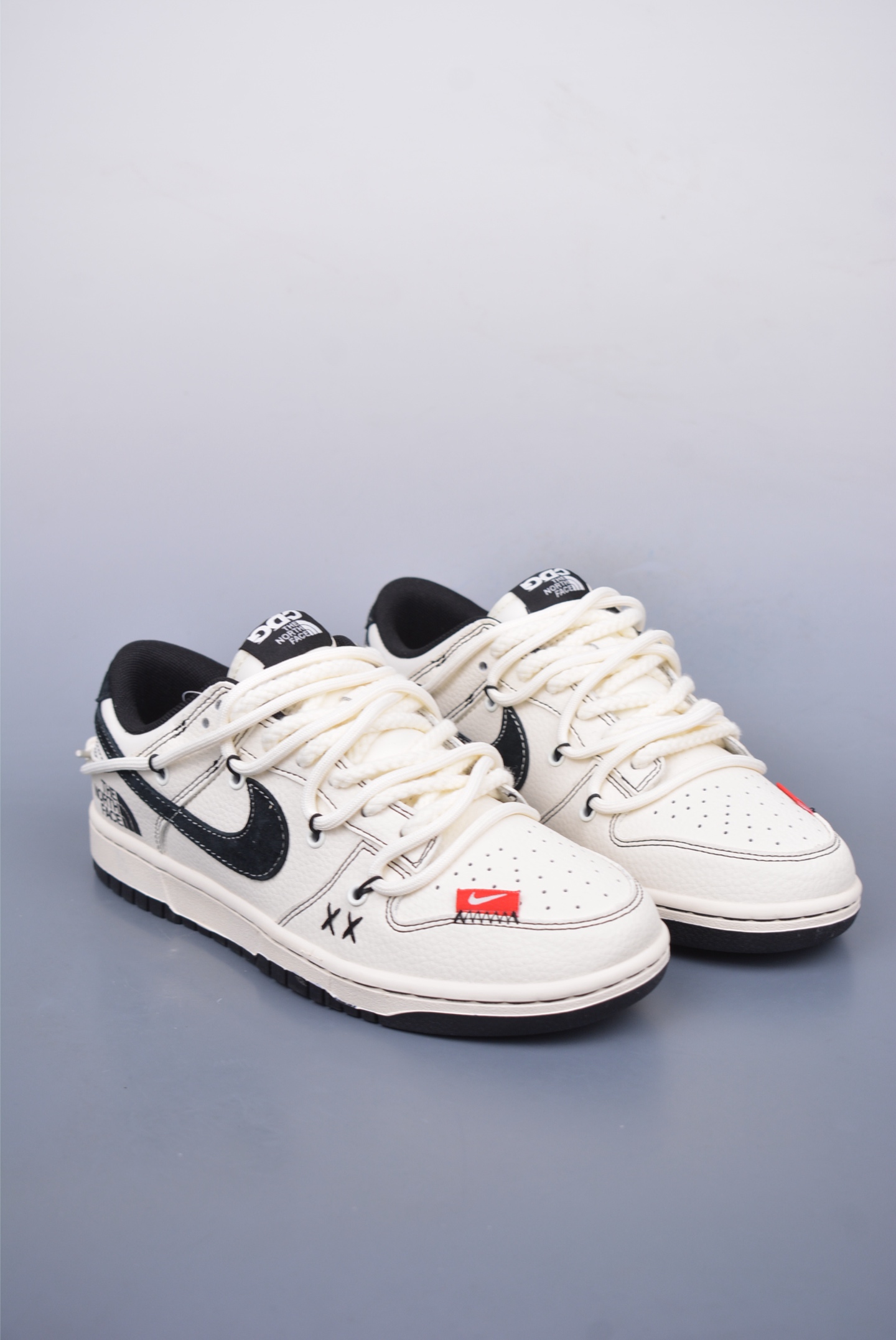 Supreme x Nike SB Dunk Low sneakers white and black YX5066-286