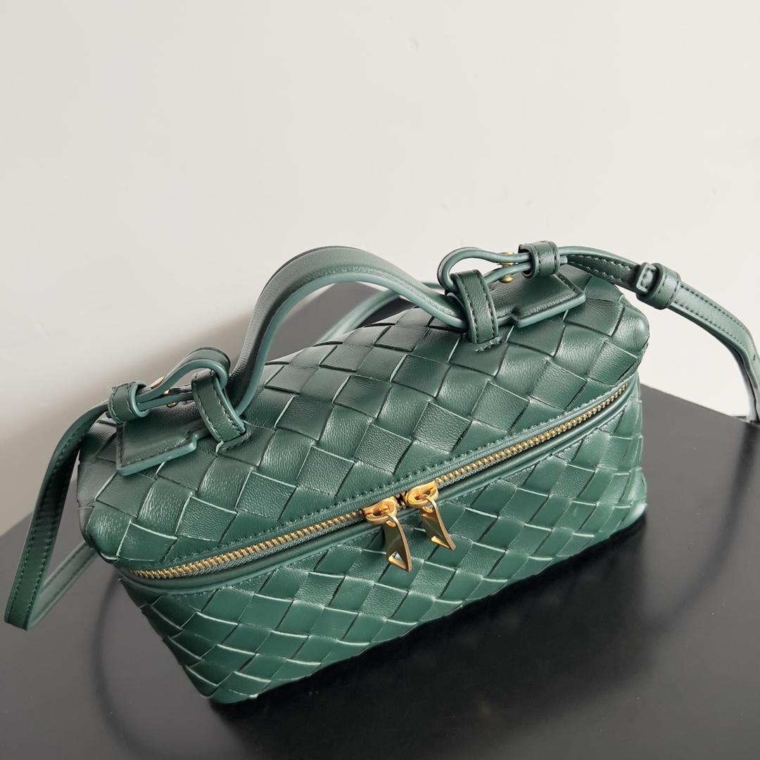Bottega Veneta 2024 Woven Zippered Baguette Bag 789109