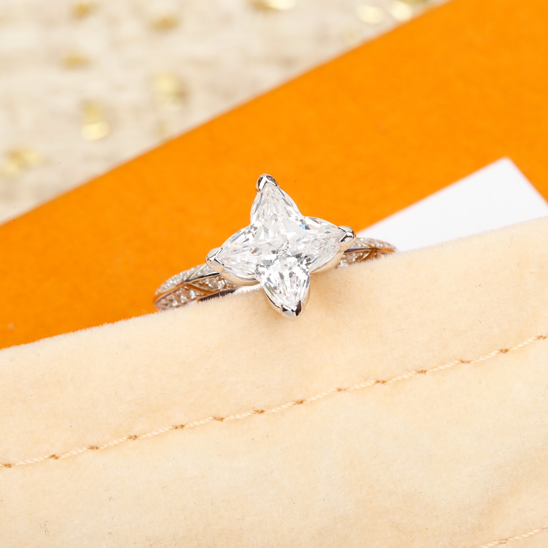 Louis Vuitton cut star full diamond ring