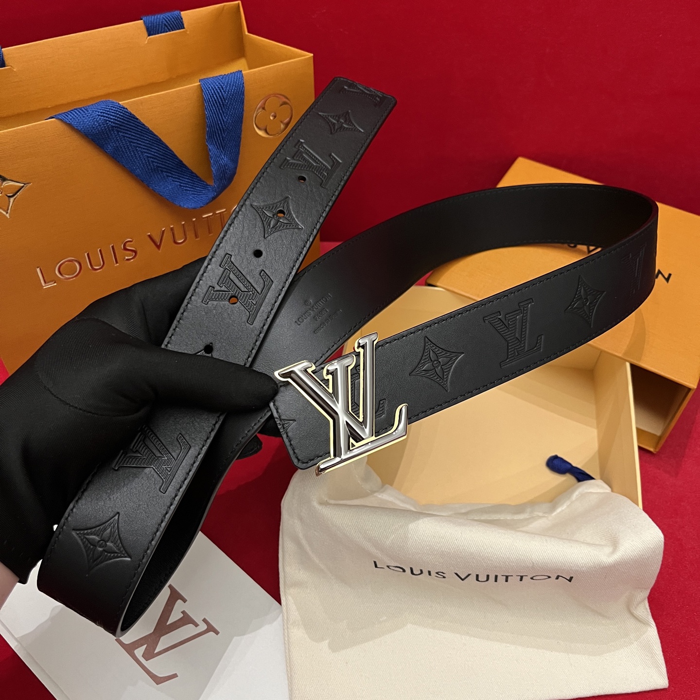 Louis Vuitton embossed leather men's belt, 4cm wide