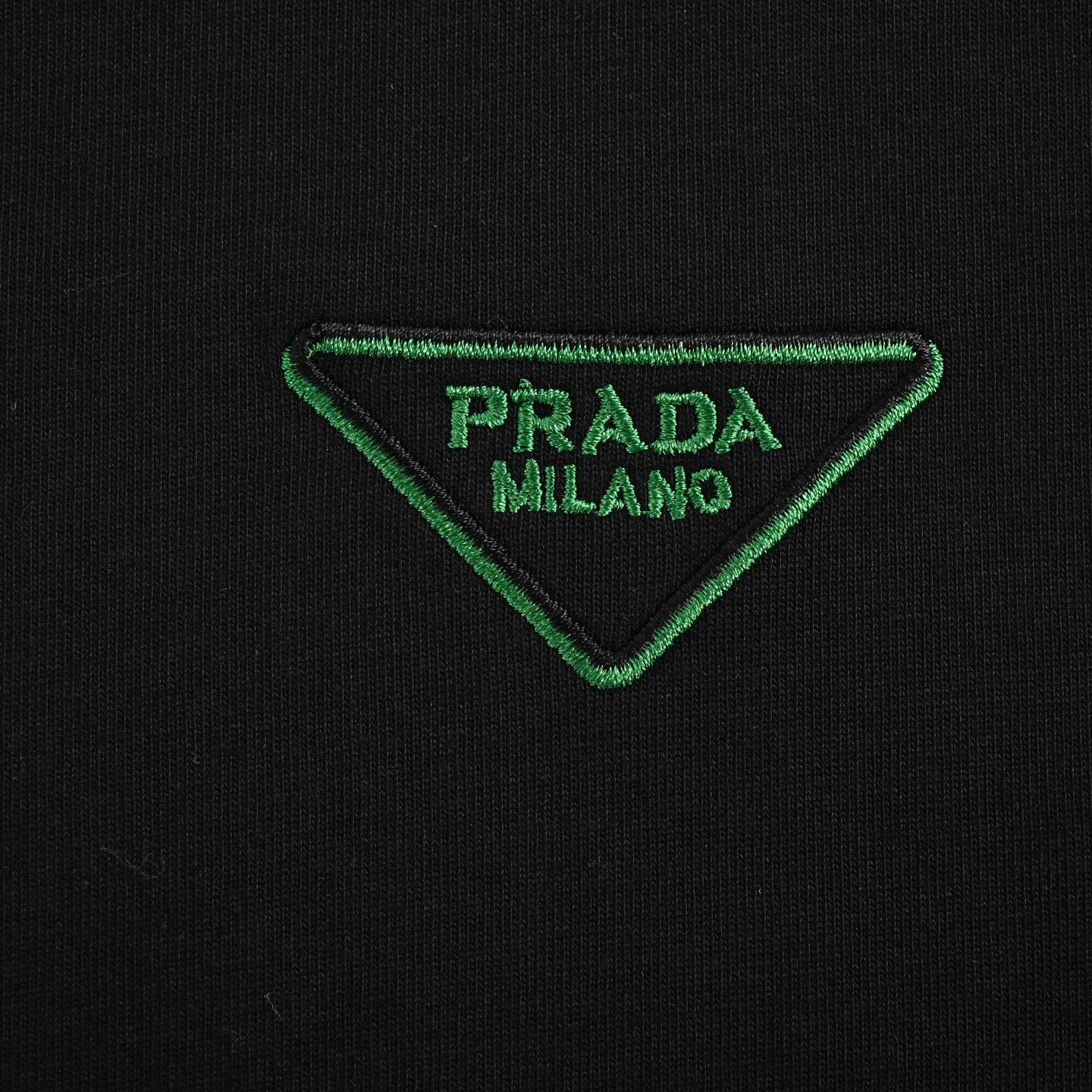 Prada 25ss short-sleeved shirt with green triangle logo embroidered on the chest