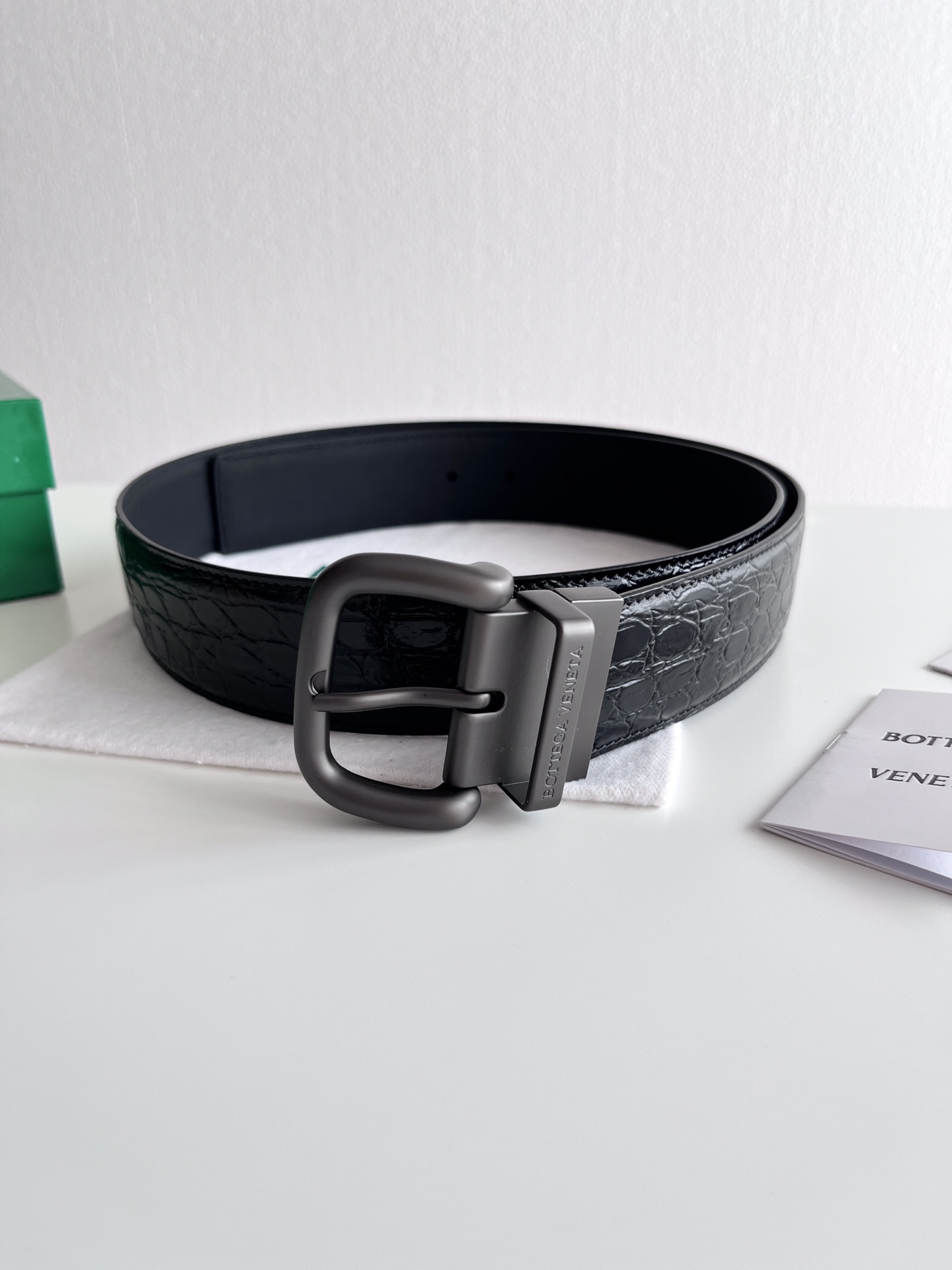 Bottega Veneta frosted pin buckle crocodile pattern leather double-sided belt, 4.0cm wide