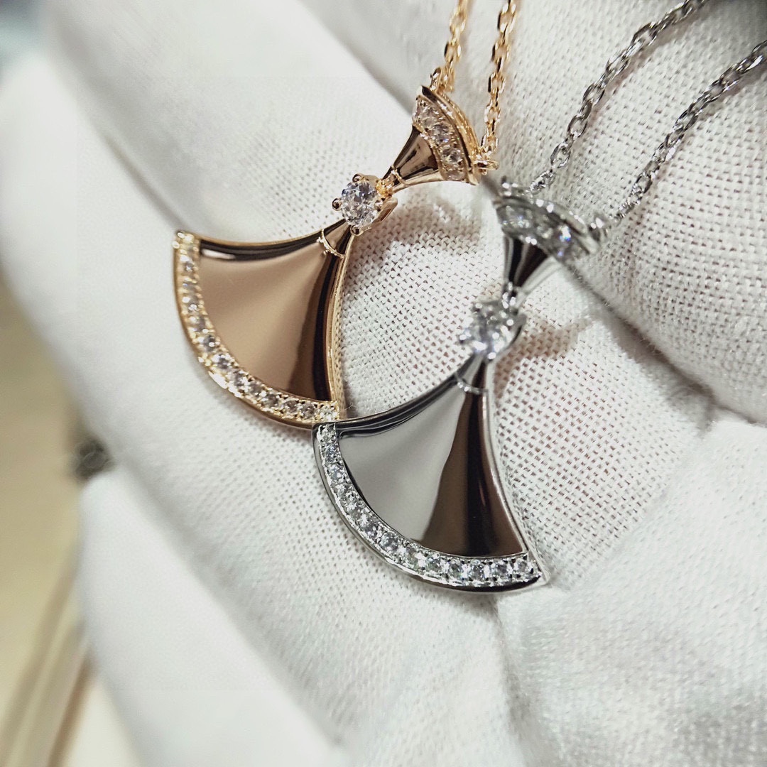 Bulgari glossy fan necklace