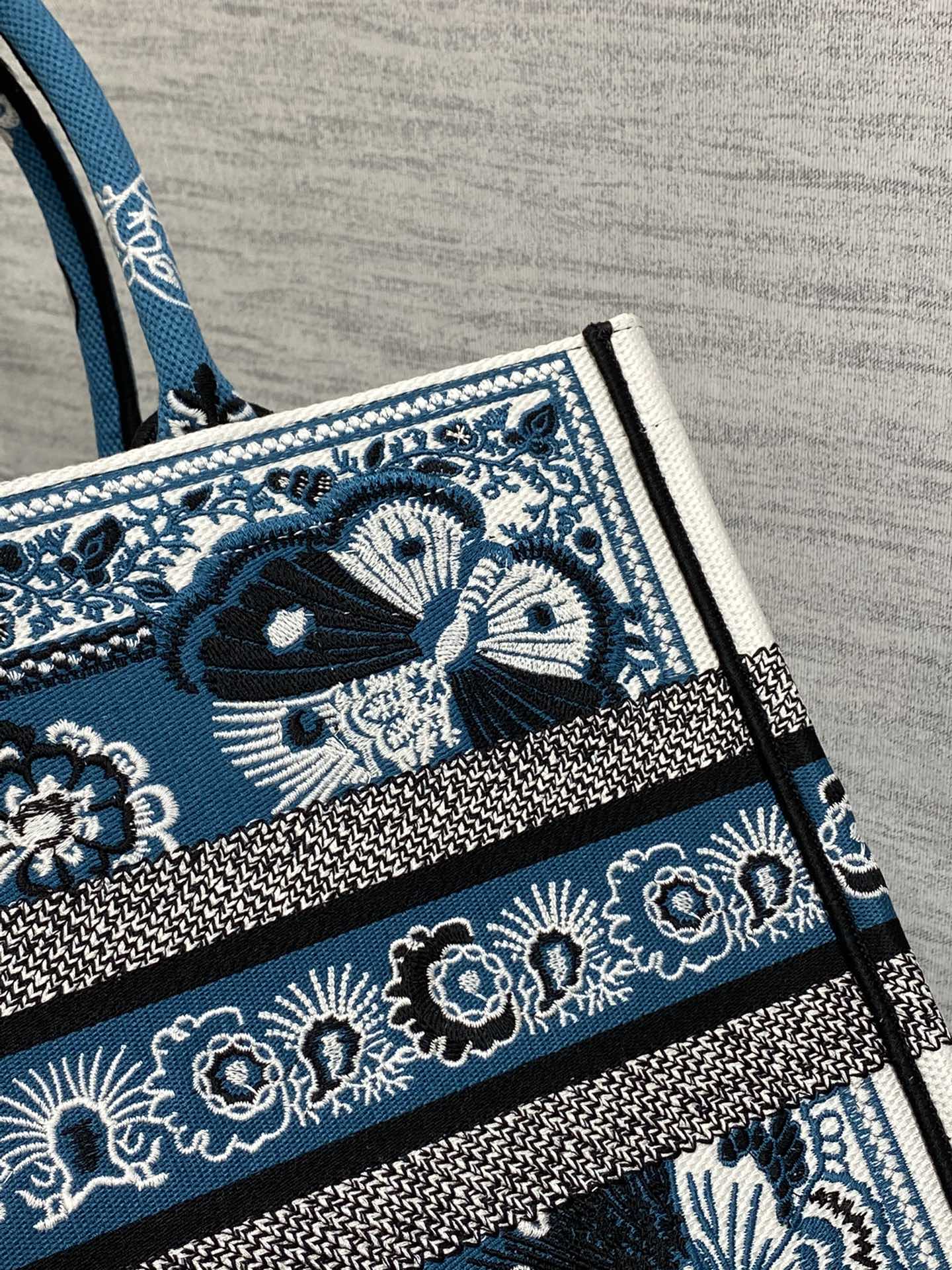 Dior embroidered tote bag medium