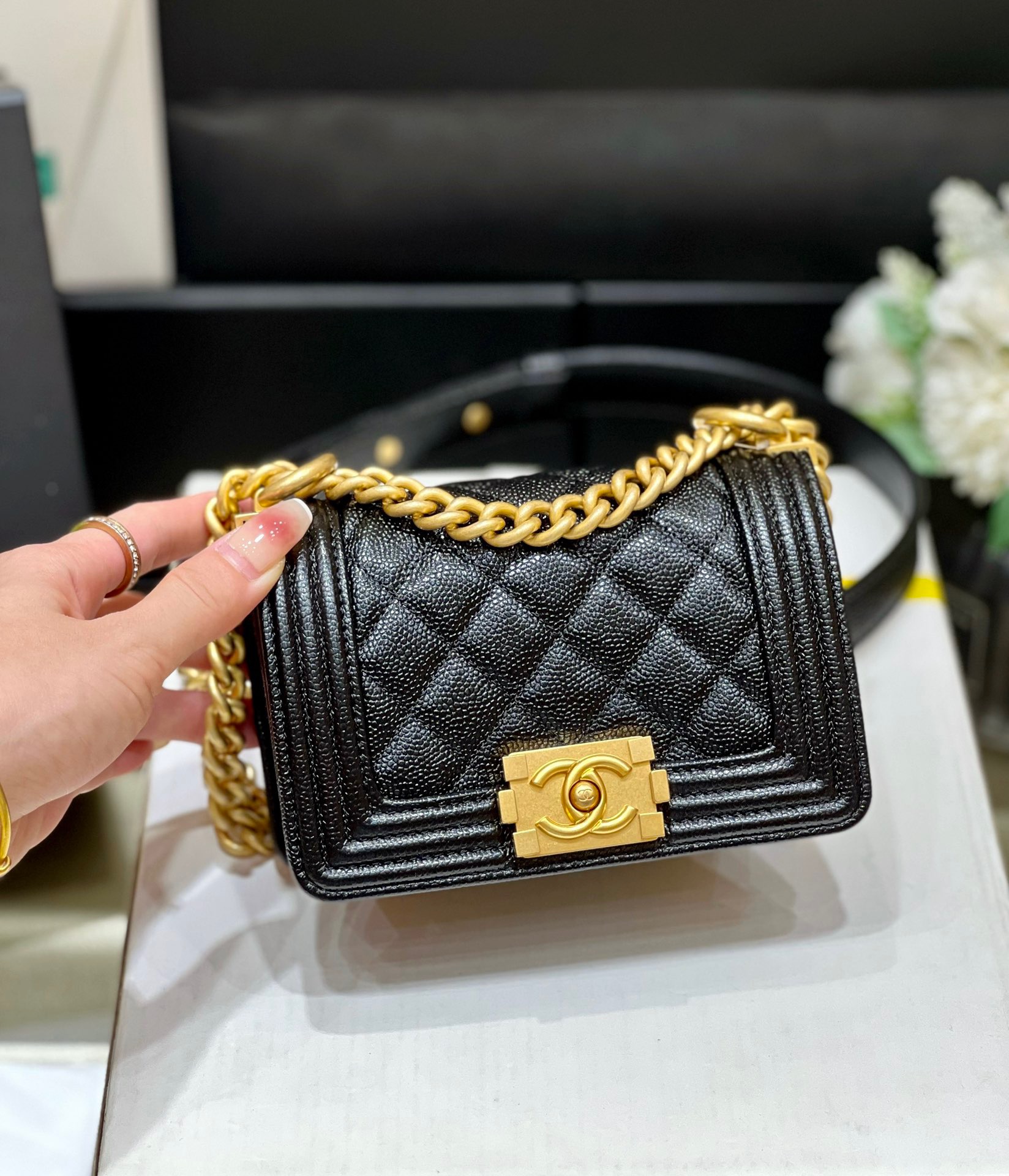 Chanel 22A Le mini boy bag 67364