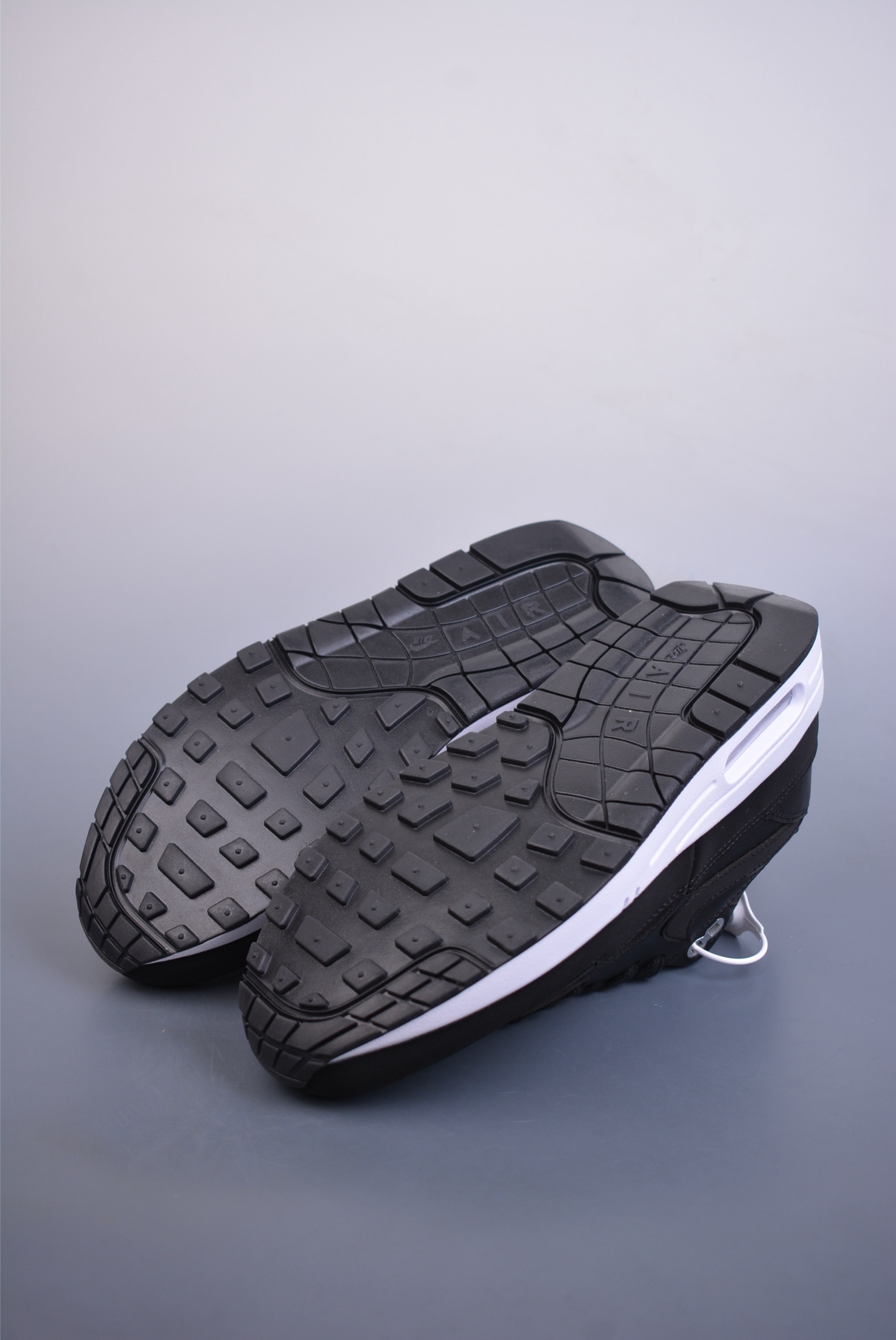 Nike Air Max 1 Rebel Skulls 87 Original Series Running Shoes Black and White 875844-001