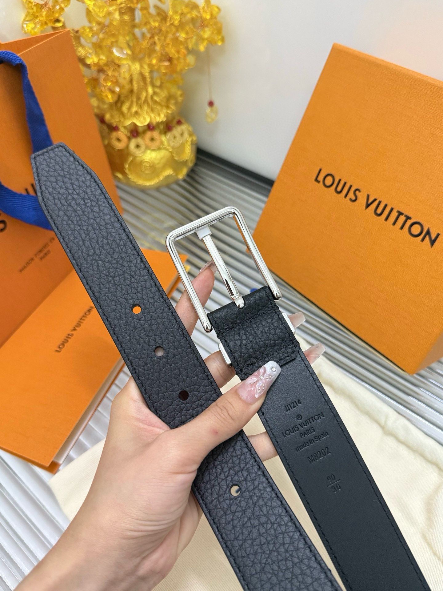 Louis Vuitton men's belt with pin buckle and lychee pattern, 3.5cm wide
