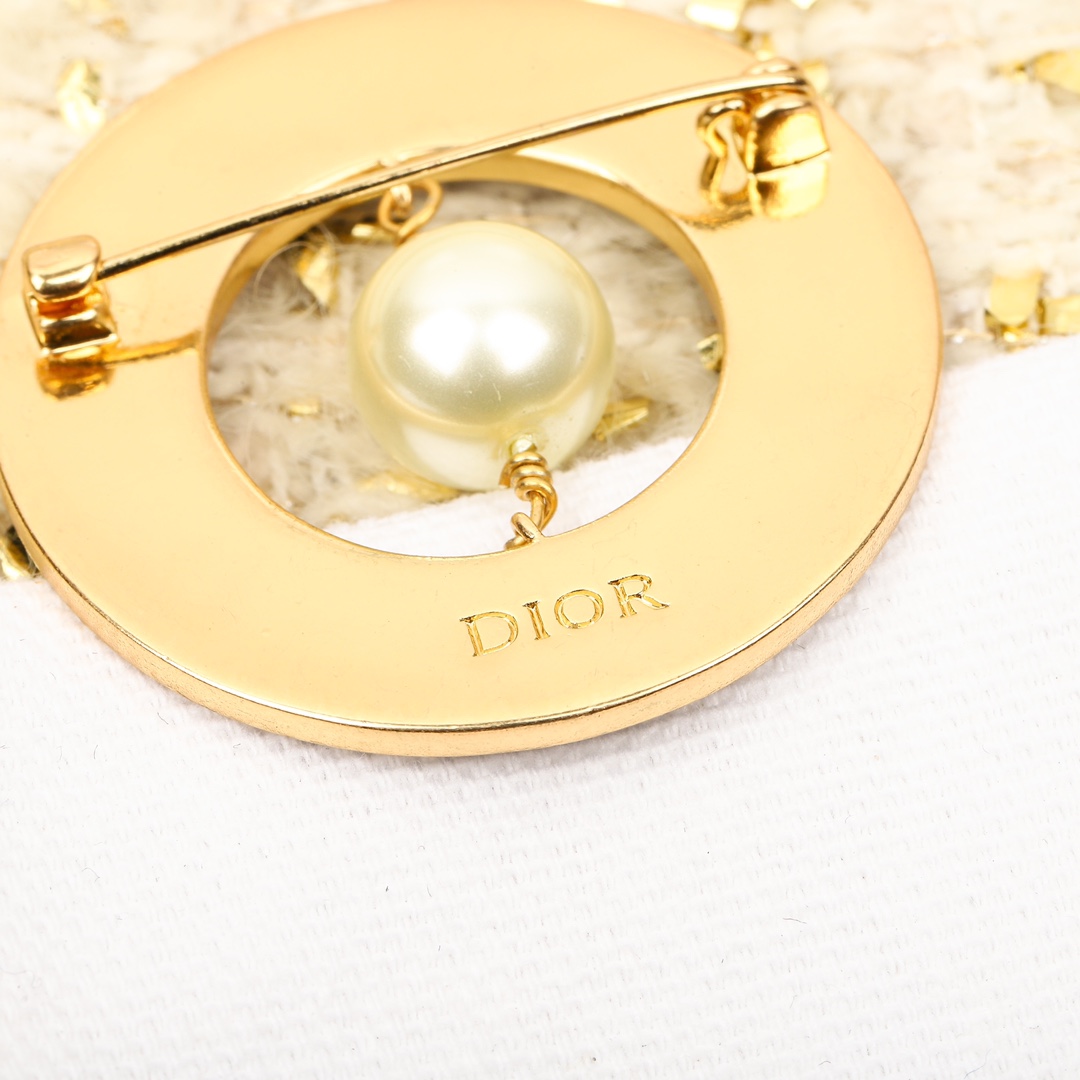 Dior black circle letter brooch