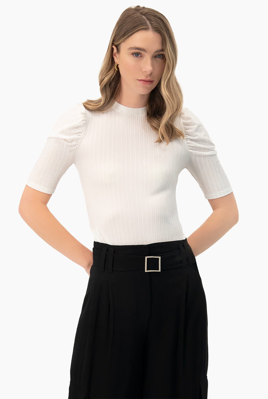 Blusa blanca de hombro abullonado