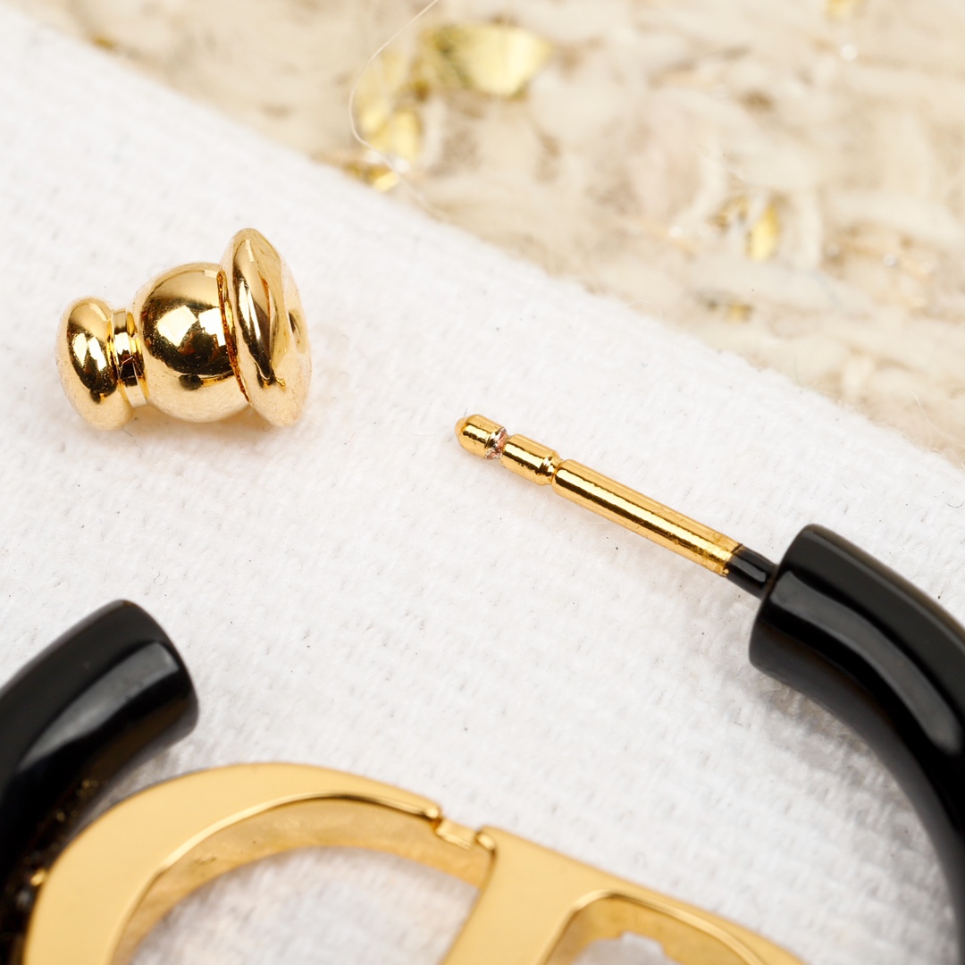 Dior hoop letter earrings