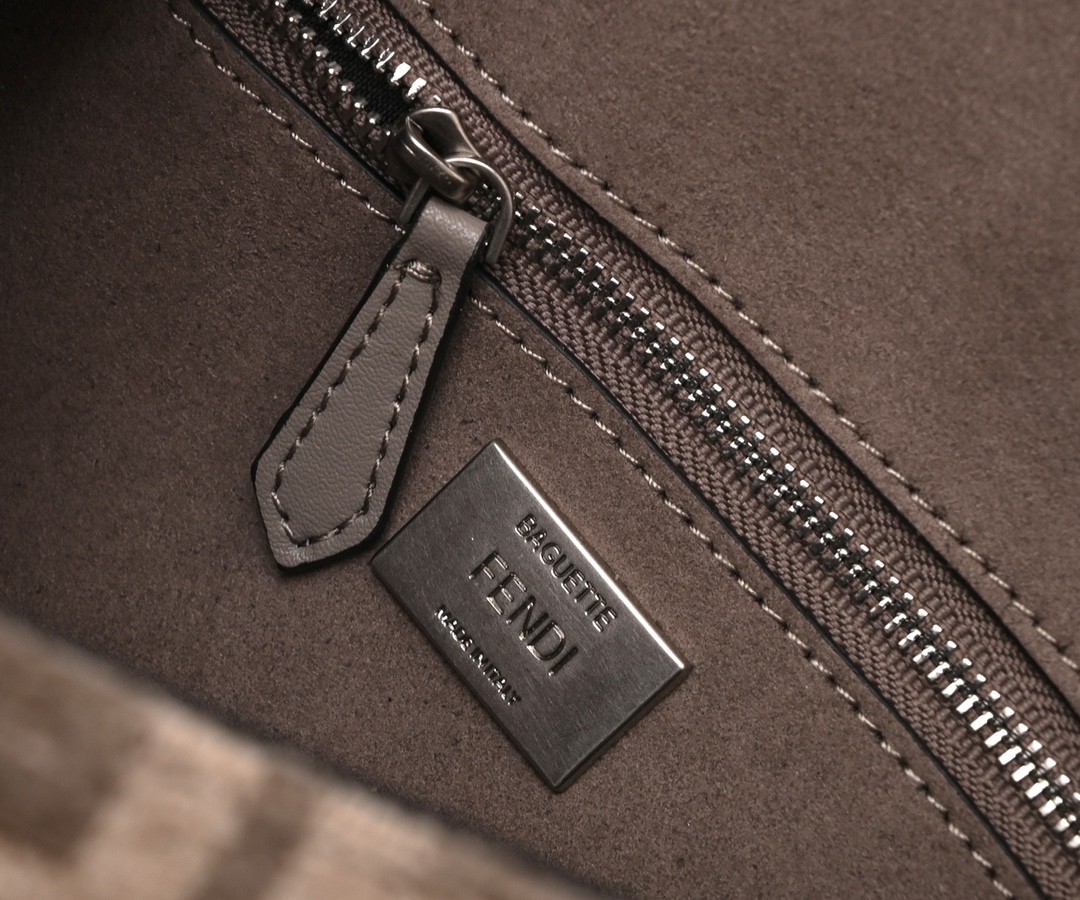 FENDI conic Baquette chain bag 6601
