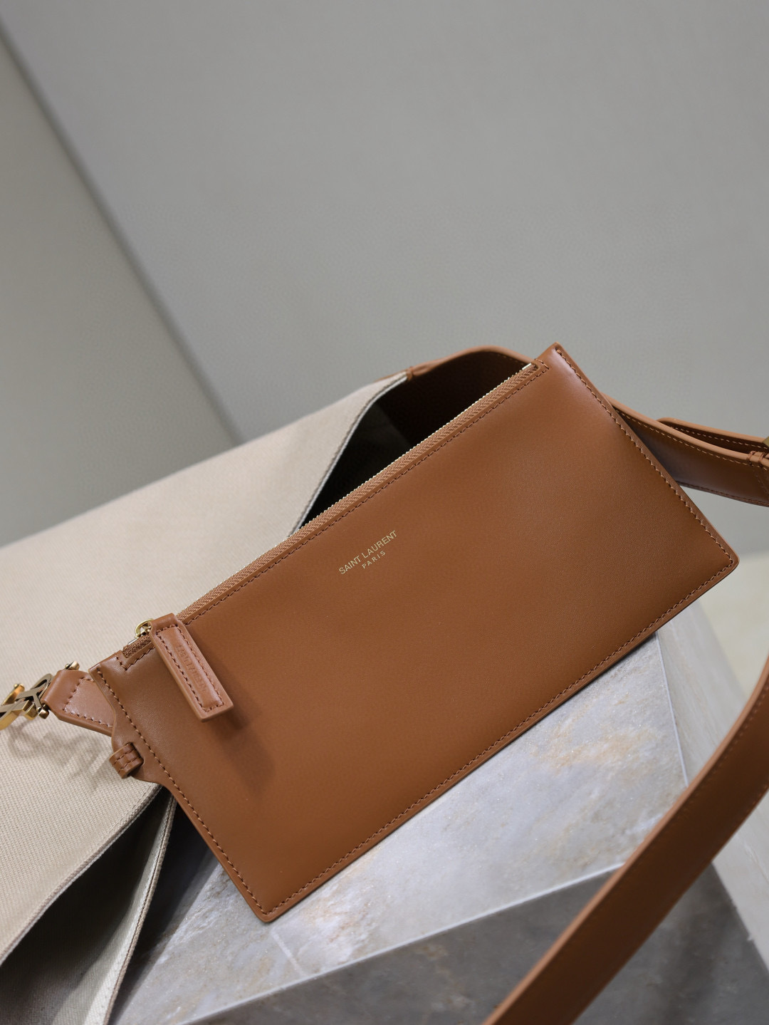 Yves Saint Laurent LE 5À7 Large Bucket Underarm Bag 753823