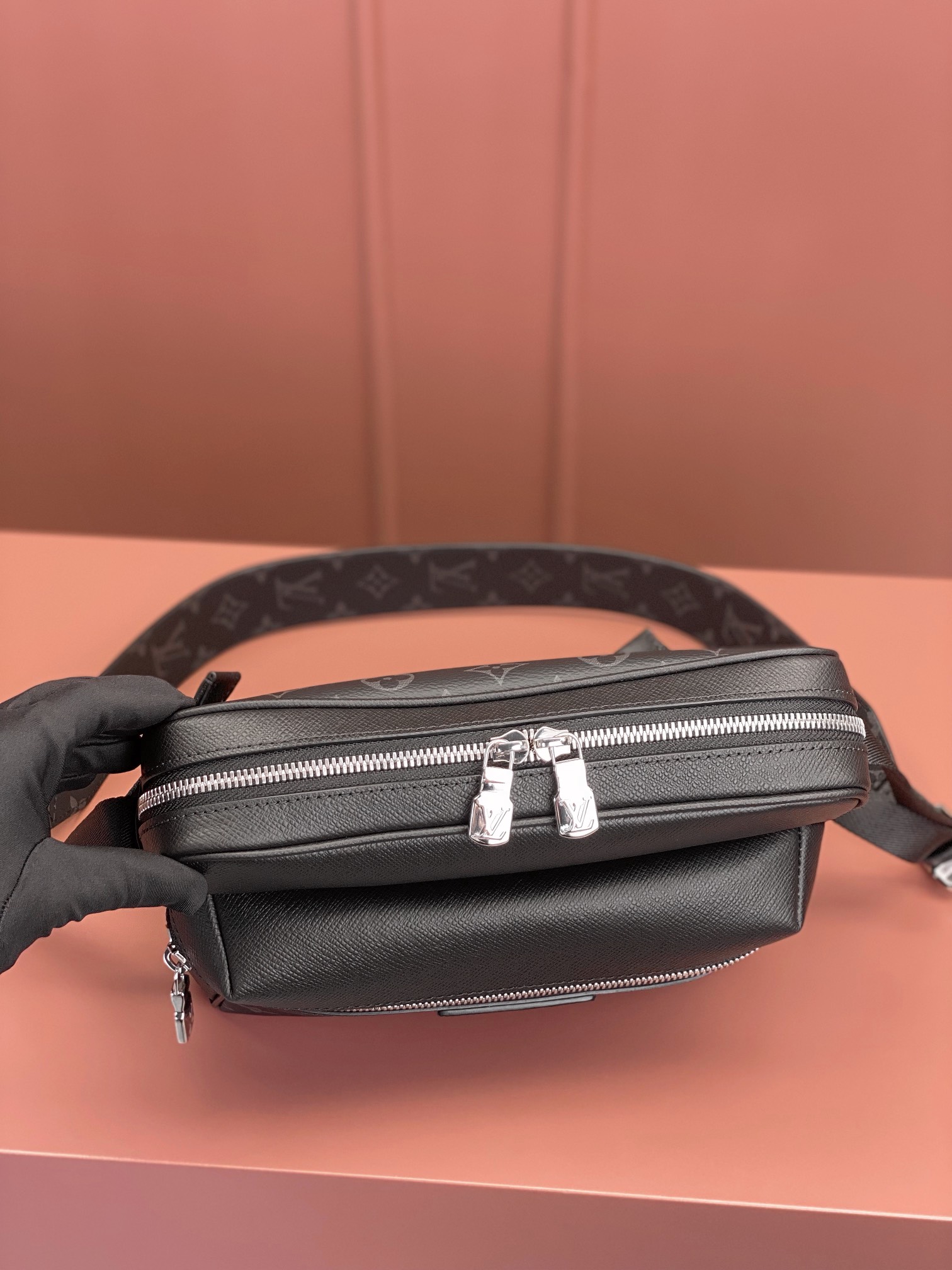 Louis Vuitton OUTDOOR Messenger Bag M30233