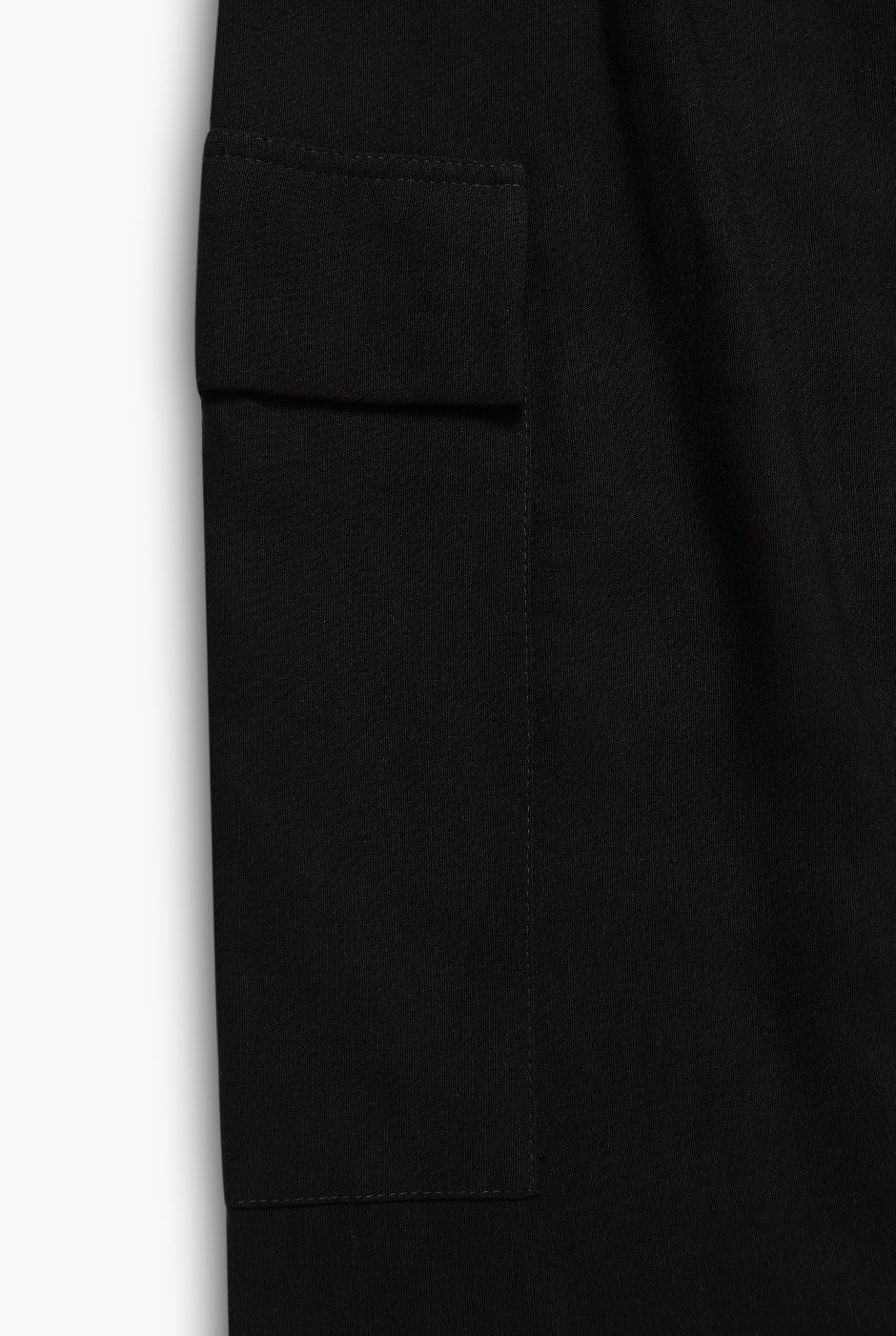 Pantalon negro cargo con cinturon