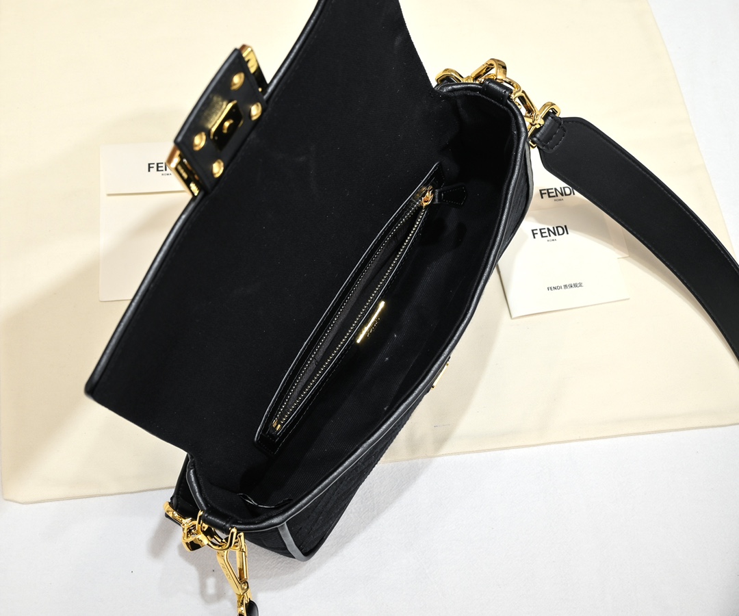 FENDI Baguette Shoulder Bag 1002