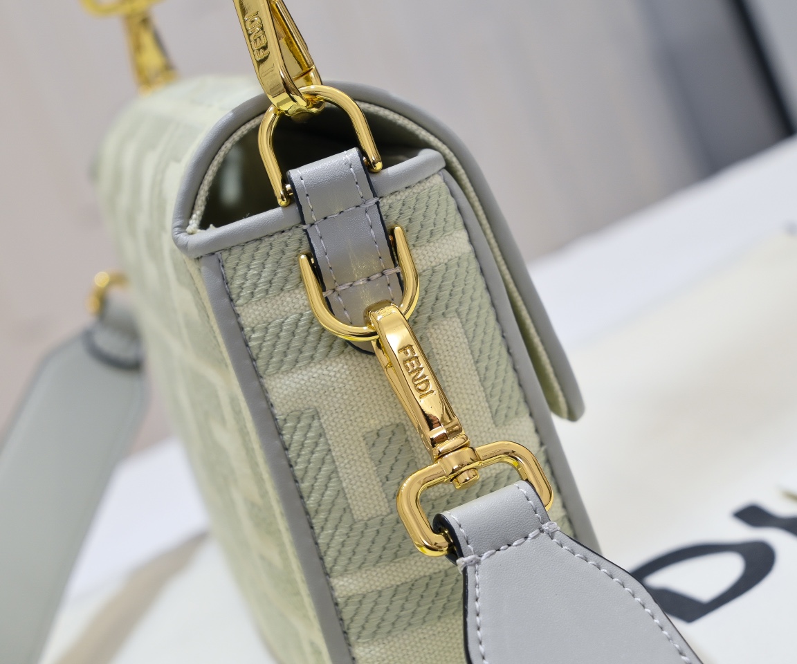FENDI Baguette Shoulder Bag 1002