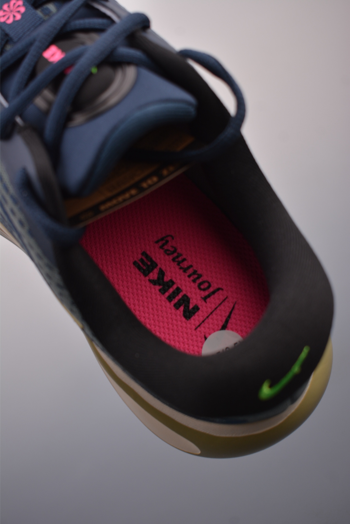 Nike Journey Run Dark Black Gold Hook Pink