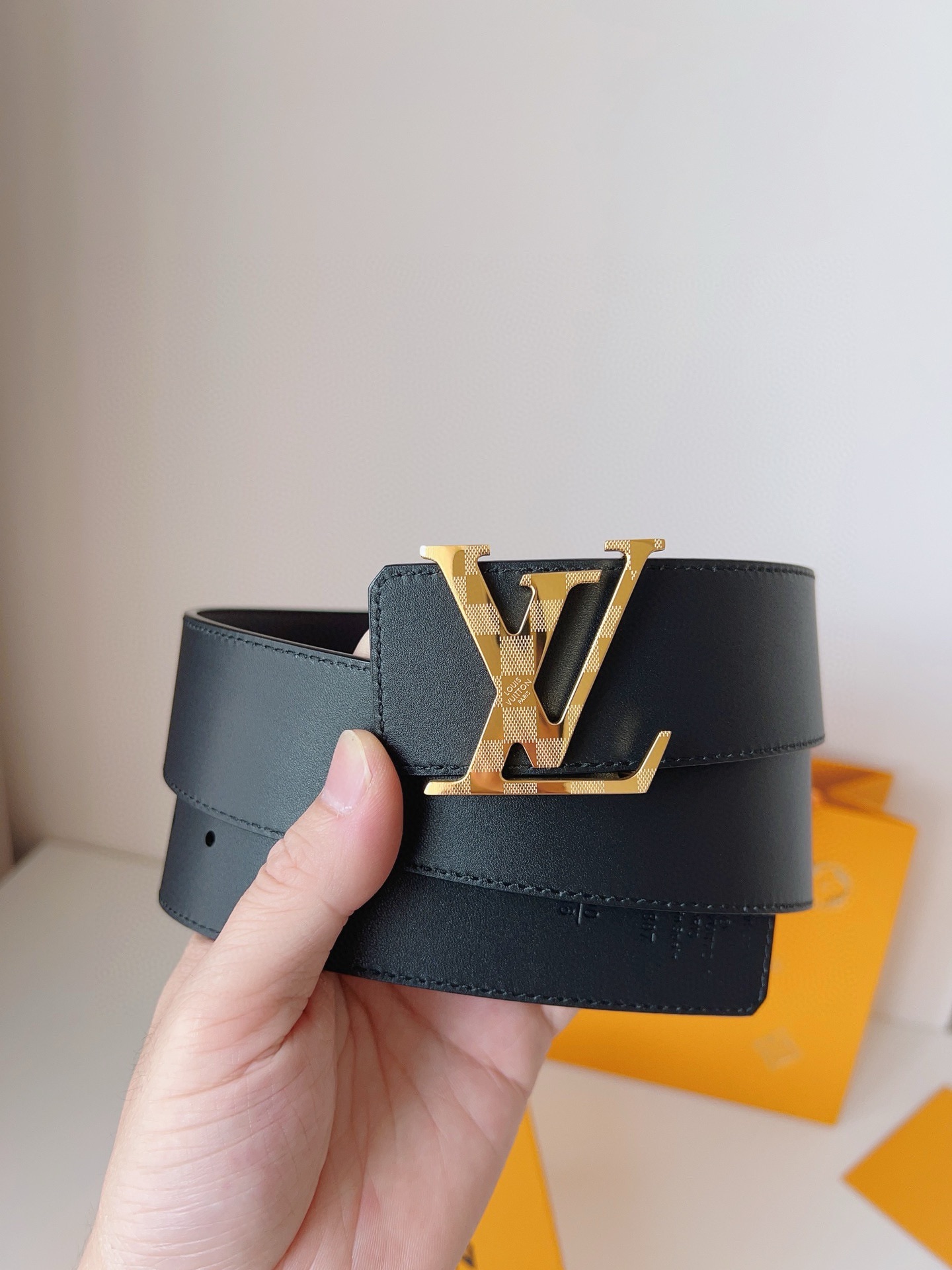 Louis Vuitton engraved buckle men's belt, 4cm wide
