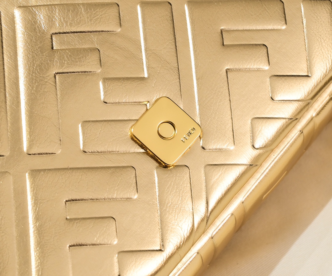 FENDI BAGUETTE handbag 6608