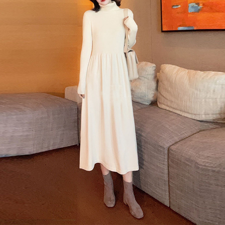 Mid-length elegant style with half-high collar A knit dress with a base