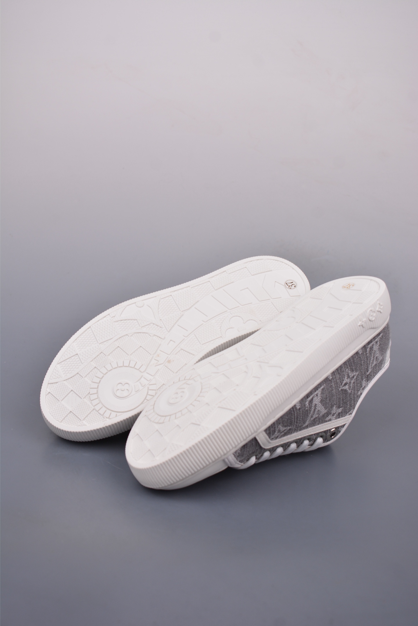 Louis Vuitton LAGOON Low Sneaker 