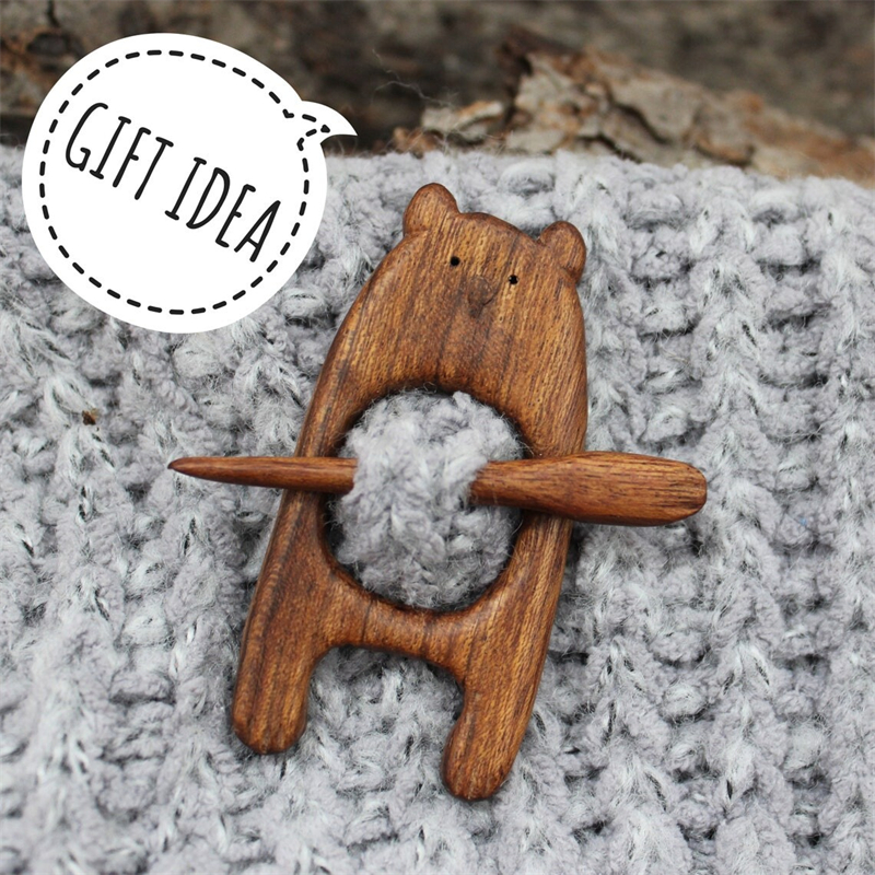 Brooch pin with wooden animal pattern (sweater clip)