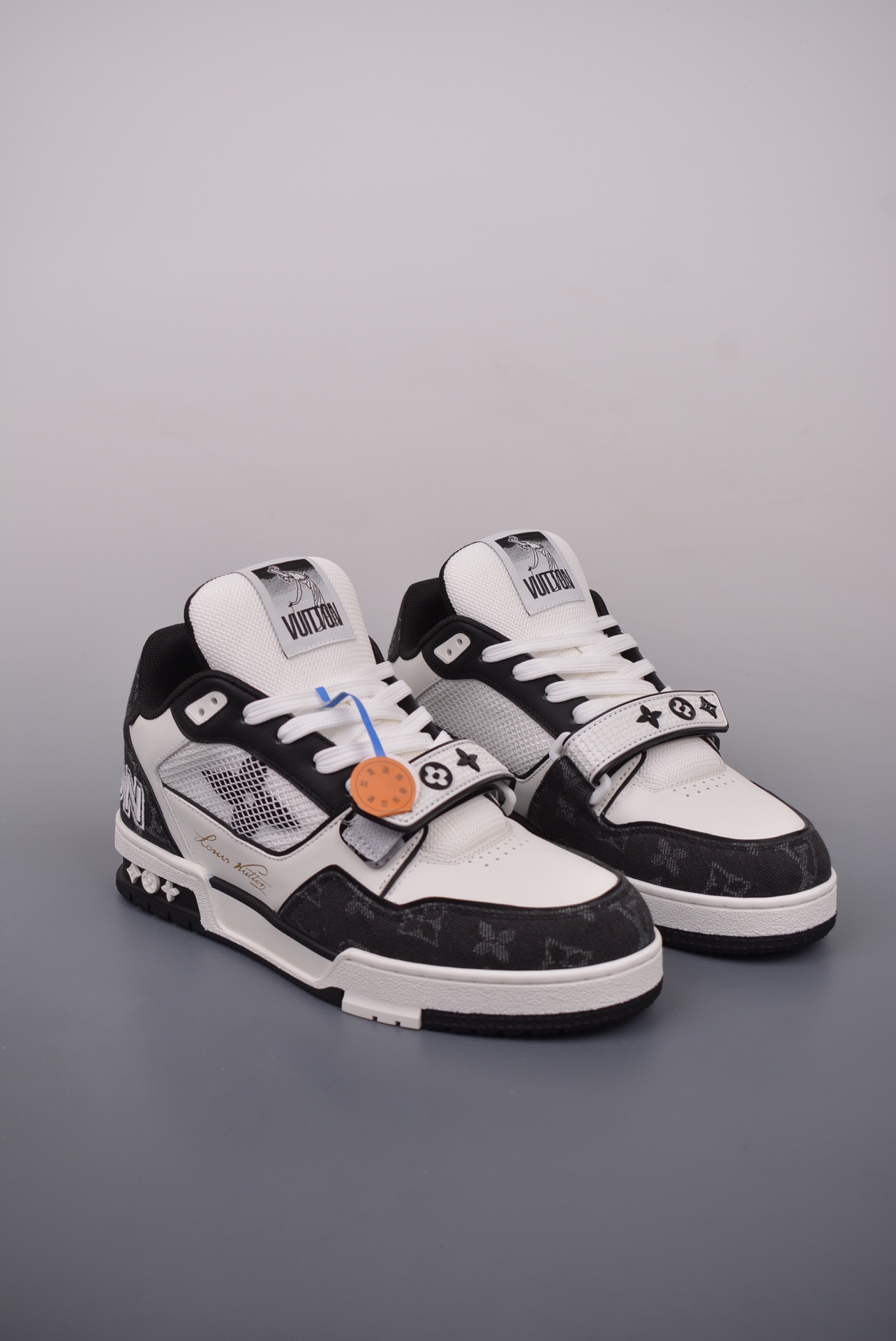 Louis Vuitton Trainer Sneaker Low Black and White Signature 1A9ZG9
