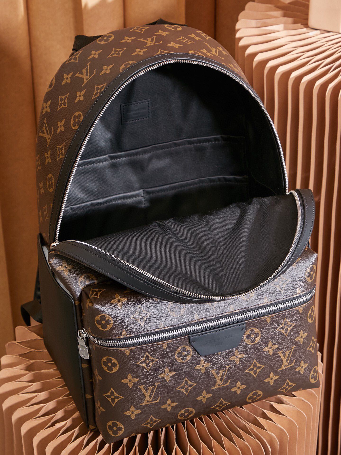 Louis Vuitton Discovery Backpack M46684