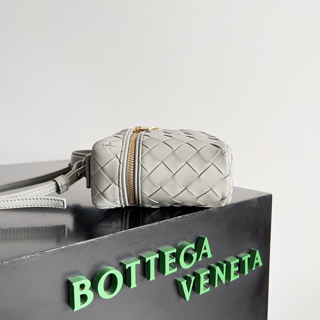 Bottega Veneta 2024 Woven Zippered Baguette Bag 789109