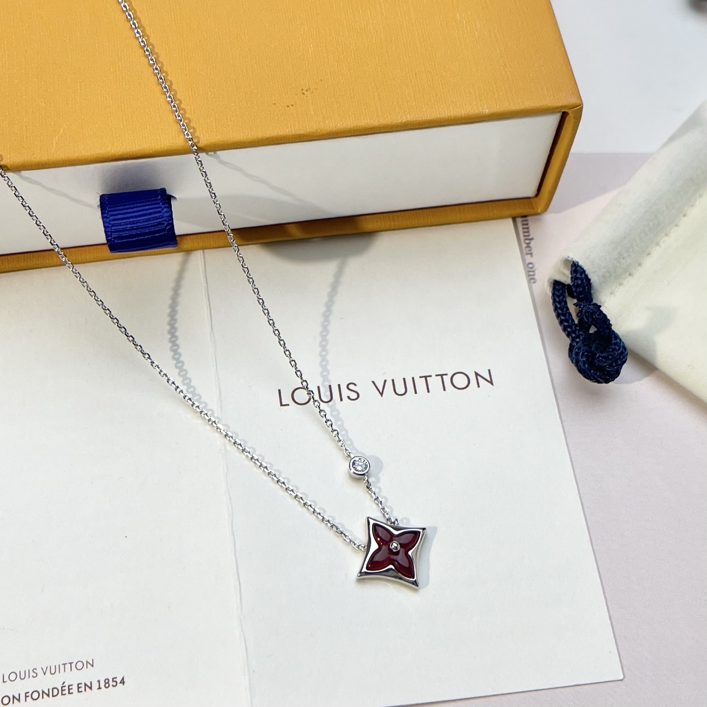 Louis Vuitton single flower diamond necklace