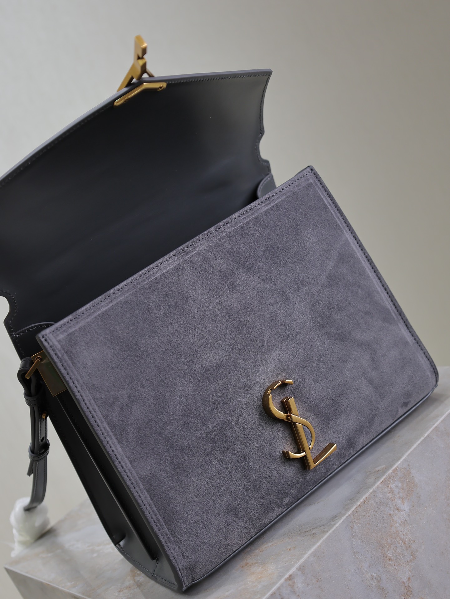 Yves Saint Laurent CASSANDRA Handbag 578000