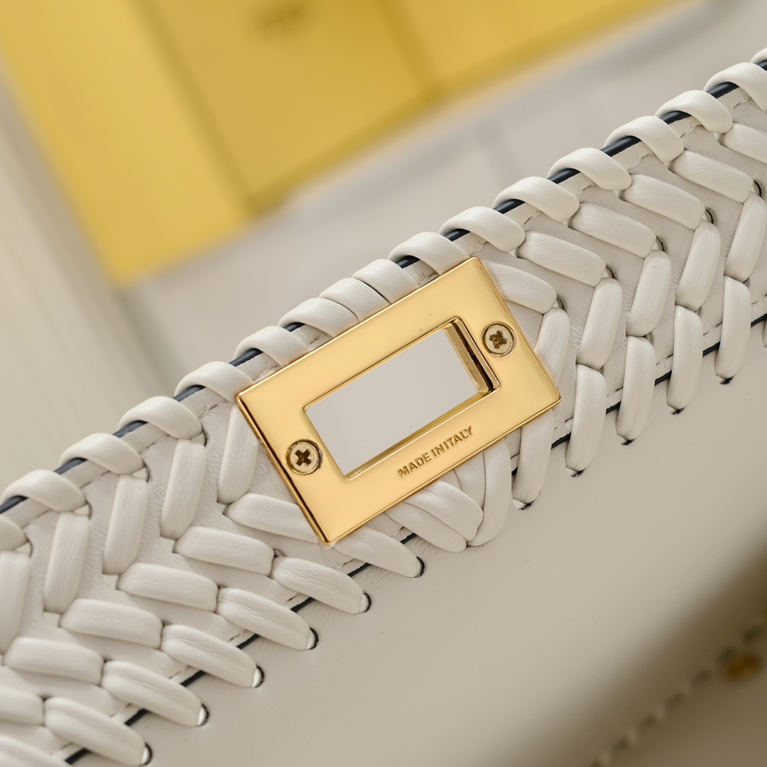 FENDI BAGUETTE Medium Handbag 3318
