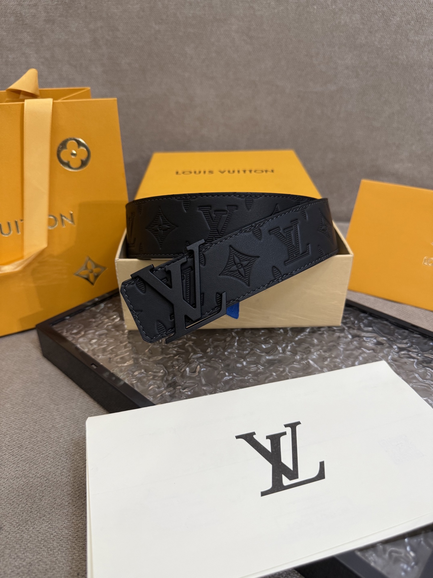 Louis Vuitton embossed leather men's belt, 4cm wide