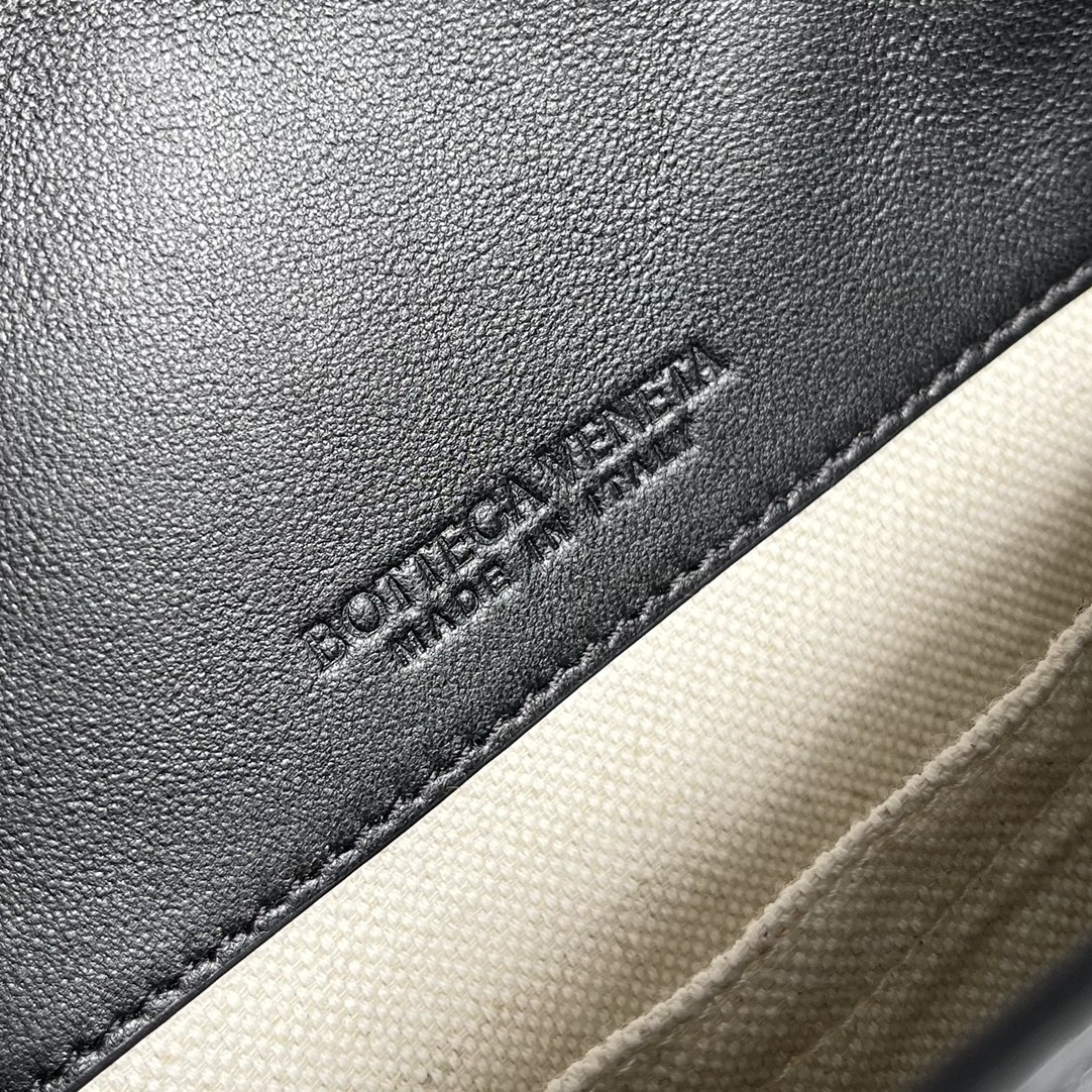 Bottega Veneta Cobble Bag 755659