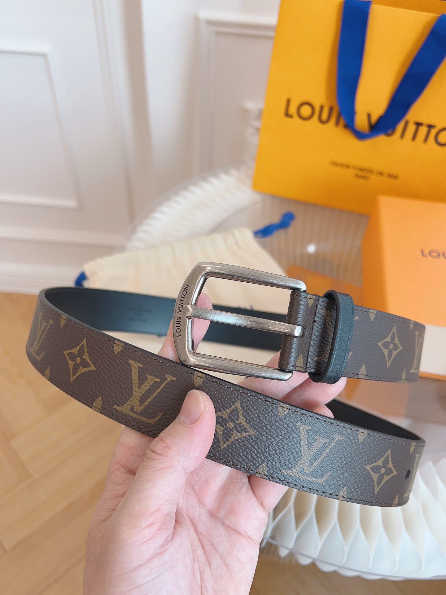 Louis Vuitton double-sided leather buckle belt with monogram pattern, 3.5cm wide