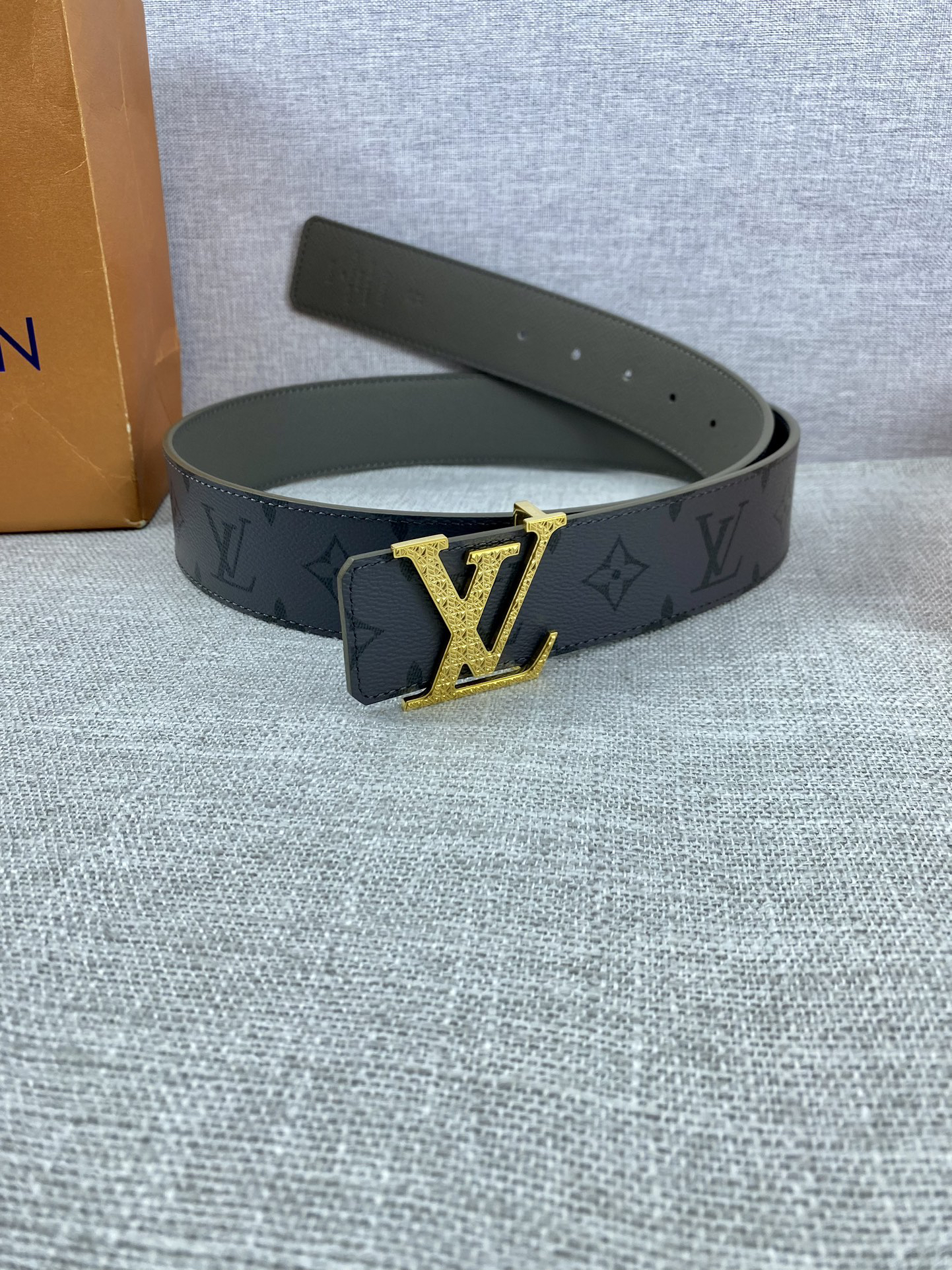 Louis Vuitton hollow buckle cowhide men's belt, 3.8cm wide