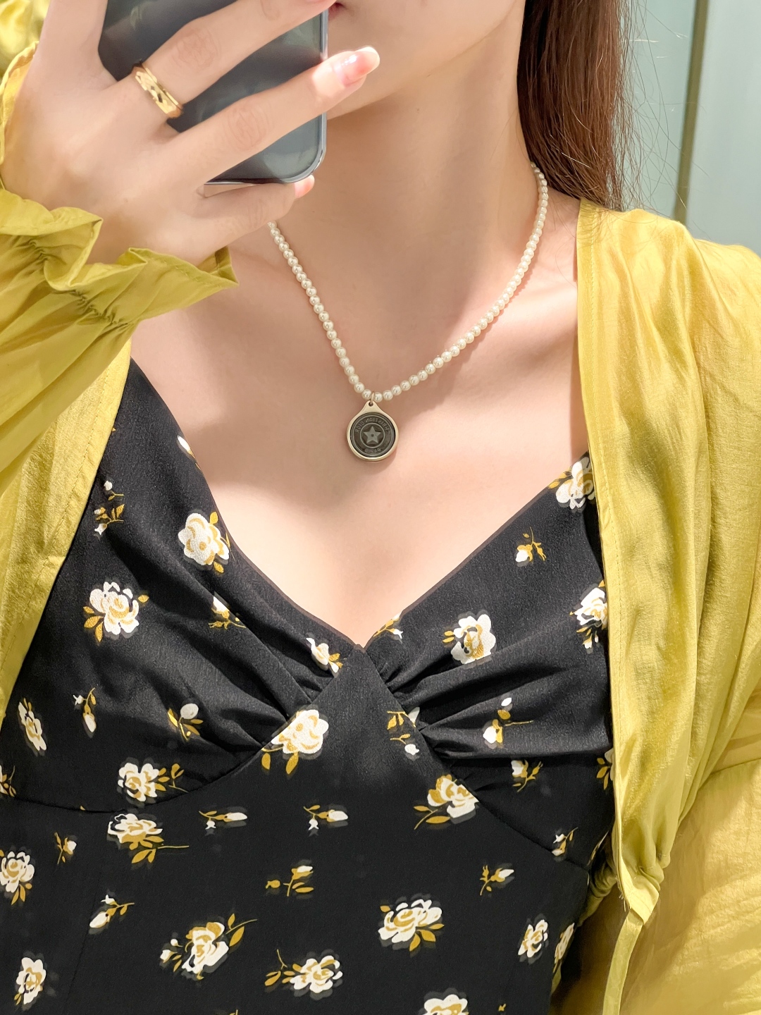 Dior five-pointed star pearl choker necklace