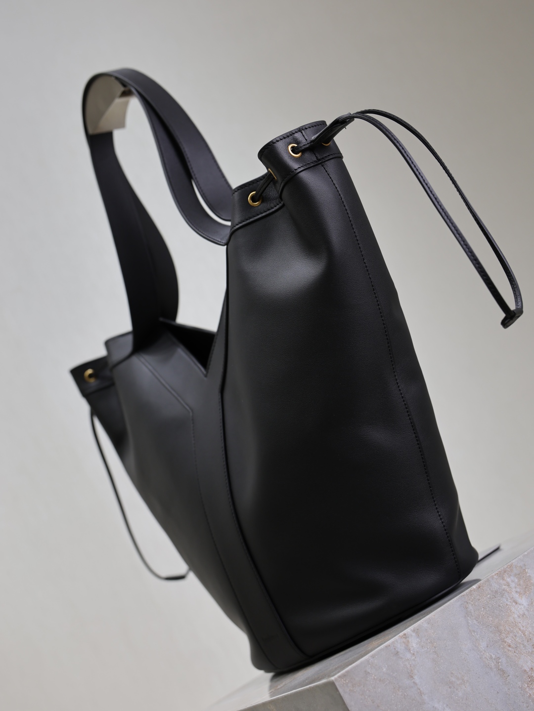 Yves Saint Laurent Leather HOBO Large Handbag 833160