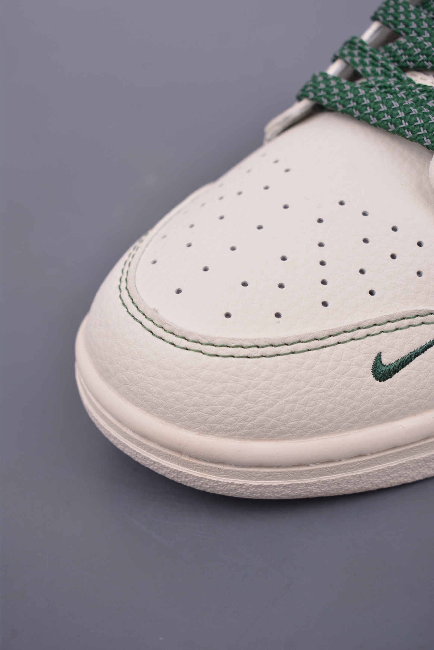 Supreme x Nike SB Dunk Low sneakers off-white green color logo FC1668-222