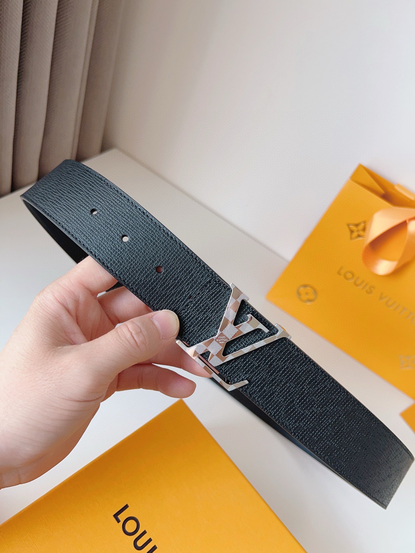 Louis Vuitton engraved buckle men's belt, 4cm wide