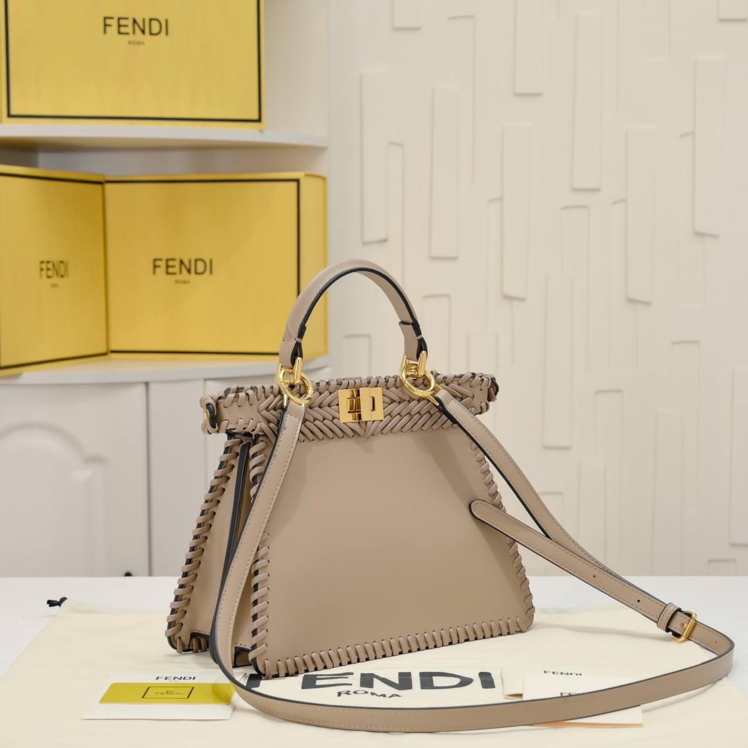 FENDI BAGUETTE Medium Handbag 3318