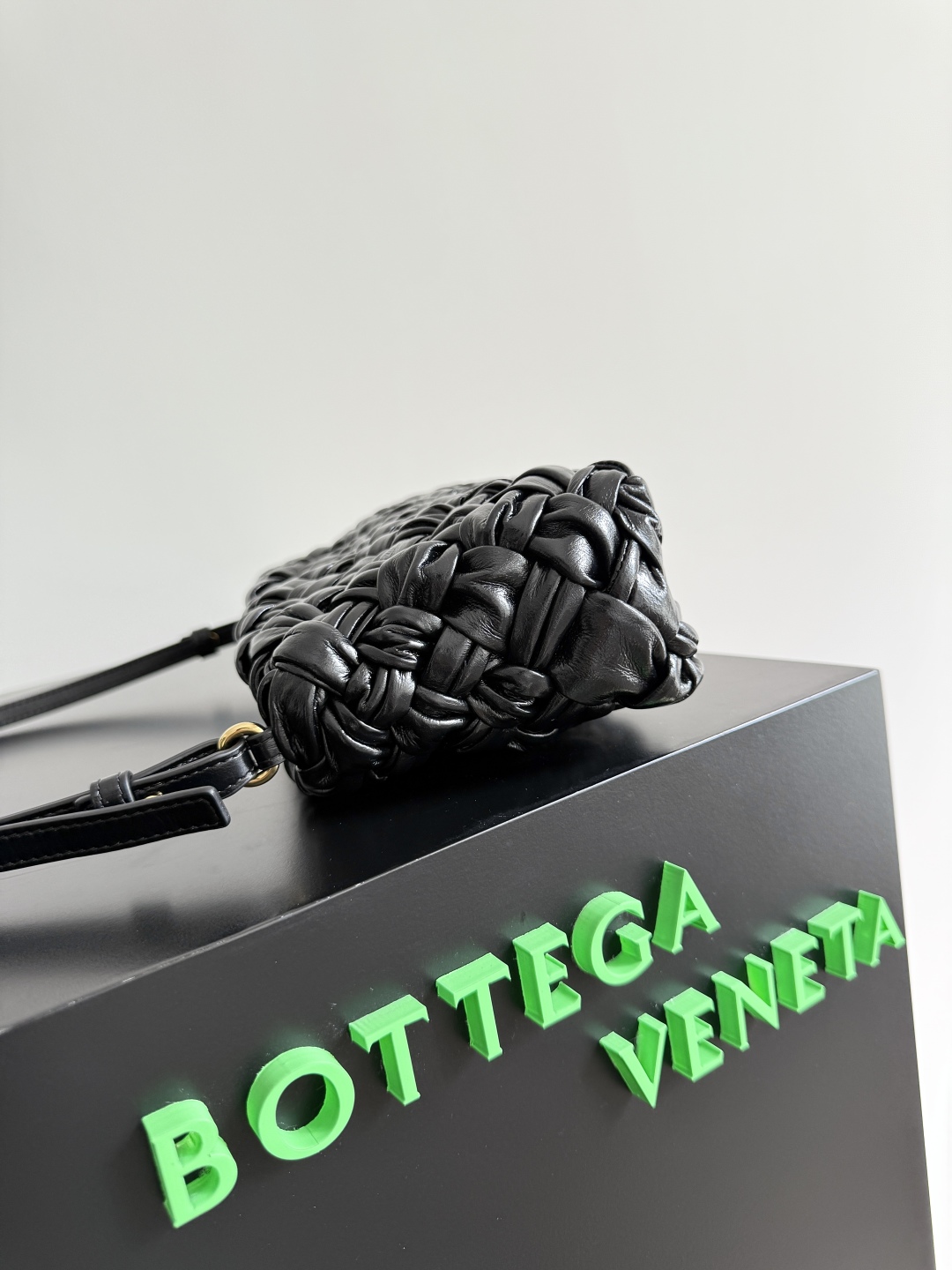 Bottega Veneta Kalimero cha cha woven handbag 785780