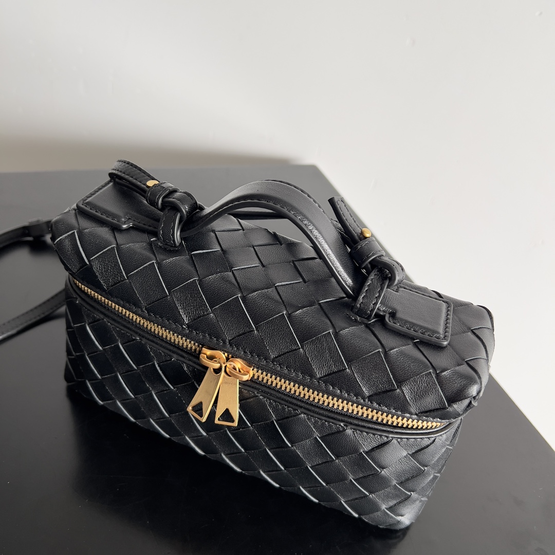 Bottega Veneta 2024 Woven Zippered Baguette Bag 789109