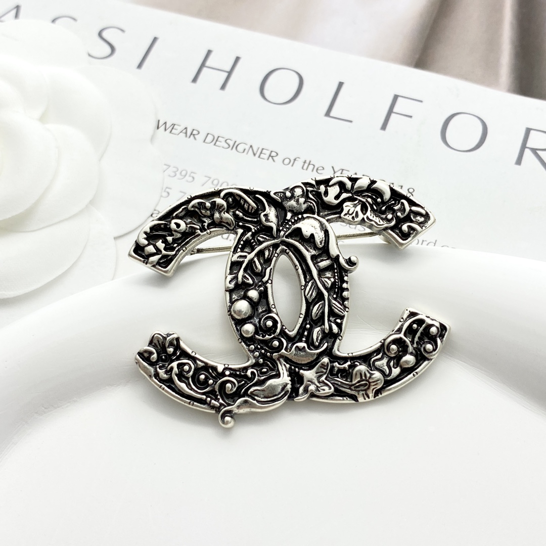 CHAN 24 vintage silver totem double c brooch
