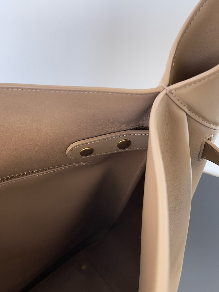 Balenciaga Winter 2024 Collection Bel Air Hobo