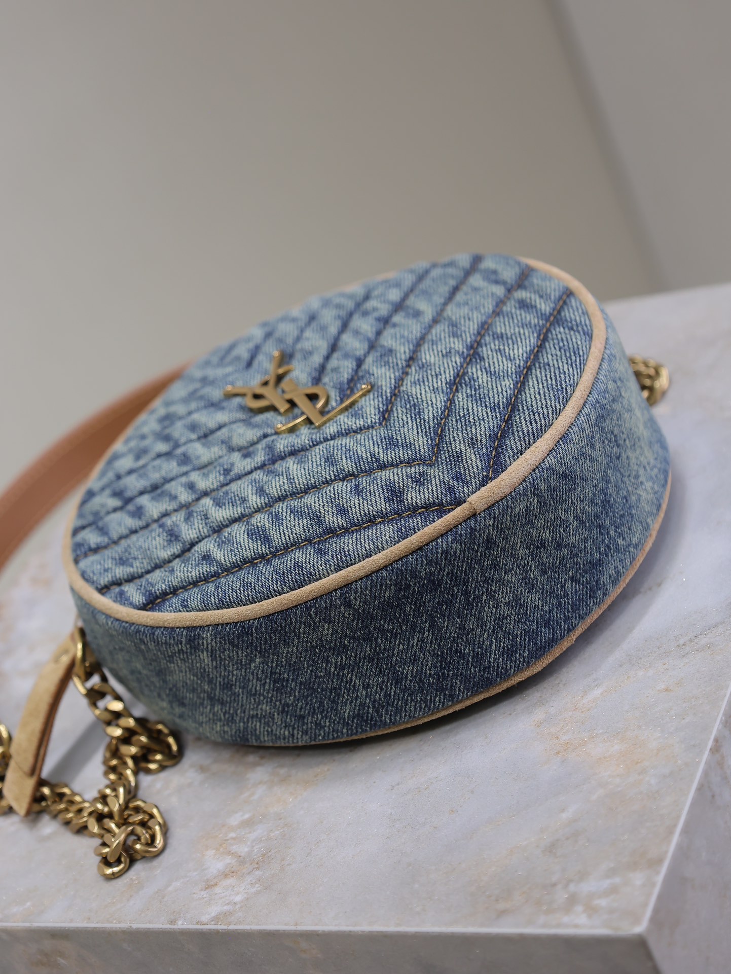 Yves Saint Laurent VINYLE round bag 610436